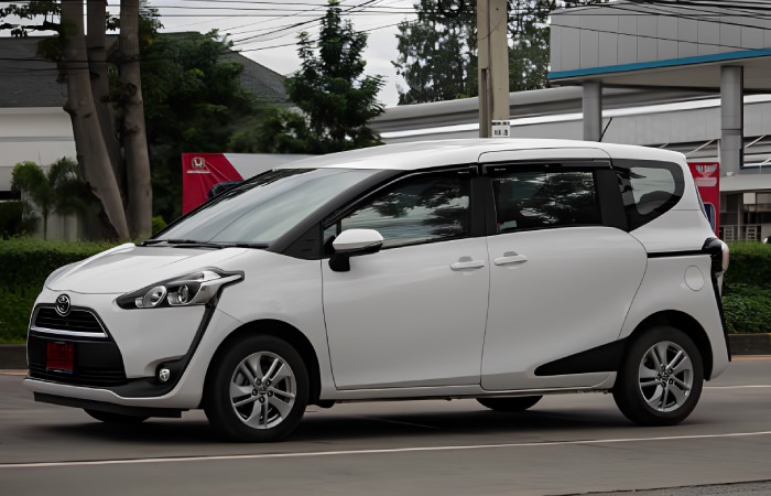 Toyota Minivan 2022 hybrid car